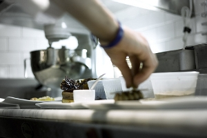 Illustration für Artikel mit dem Titel Land and Keep A Professional Cooking Job